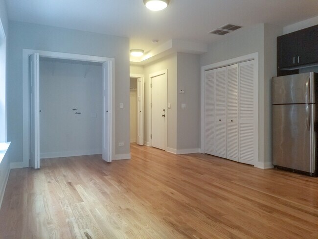 Building Photo - 2203 W Eastwood Ave