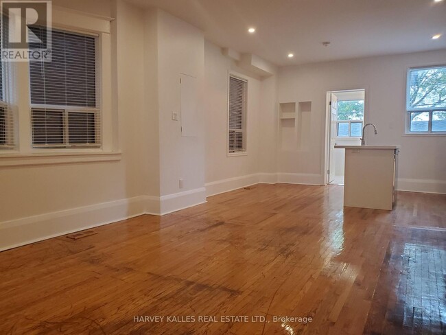 Photo du bâtiment - 1300 Lansdowne Ave