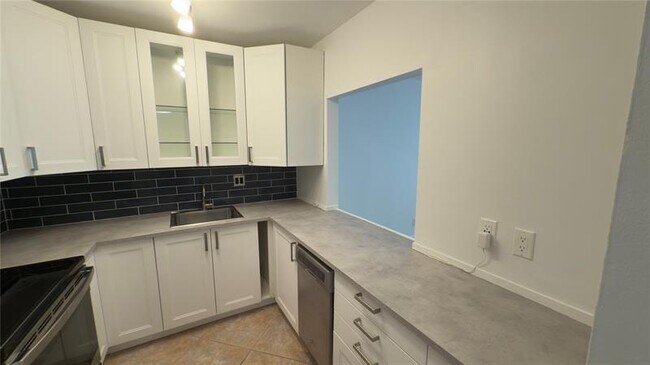 Foto del edificio - 251 S Cypress Rd