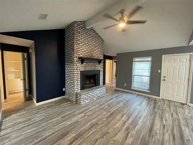 Building Photo - 711 Meadowglen Dr