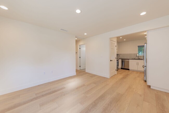 Building Photo - Freshly remodeled duplex home