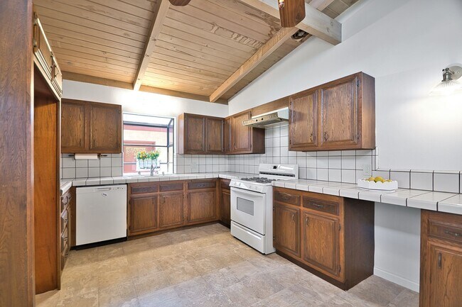 Building Photo - 3 Bedroom 2 Bath Home For Lease