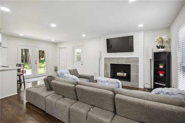 Foto del edificio - 2832 Riderwood Dr