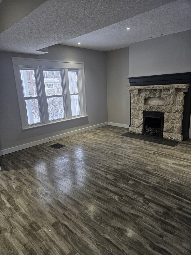 Photo du bâtiment - 2059 Elphinstone St