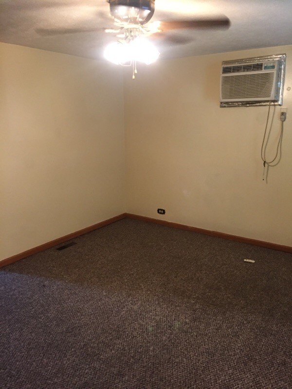 Primary Photo - 1109 E College St