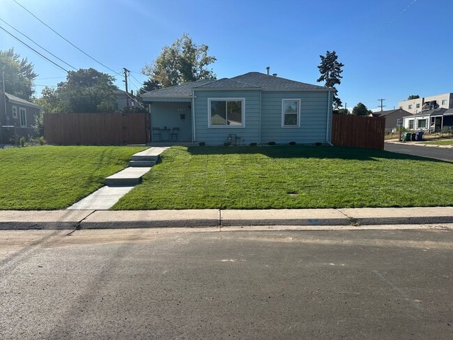 Sunnyside Charmer with Garage & Private Yard - Sunnyside Charmer with Garage & Private Yard House