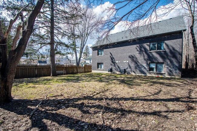 Photo du bâtiment - 805 B Dundas St W