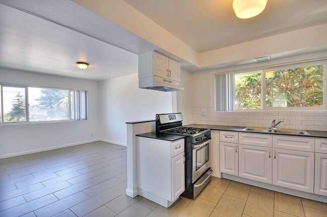 Building Photo - 6584 Del Playa Dr