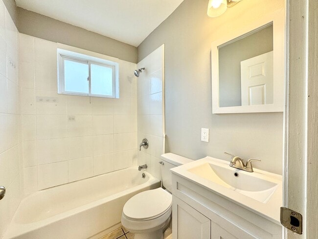 Building Photo - Newly Renovated One Bedroom Duplex - Move In Special!