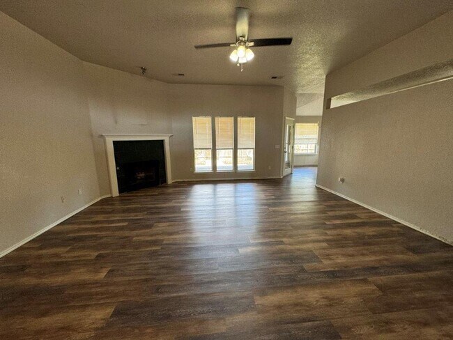 Foto del edificio - 3 bed 2 bath, storm shelter and  all wood floors in Moore Schools