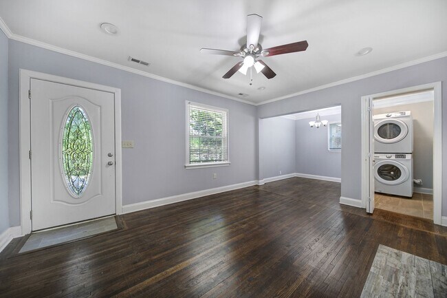 Foto del edificio - Lovely 2 Bed 1 Bath Bungalow Home in Charl...