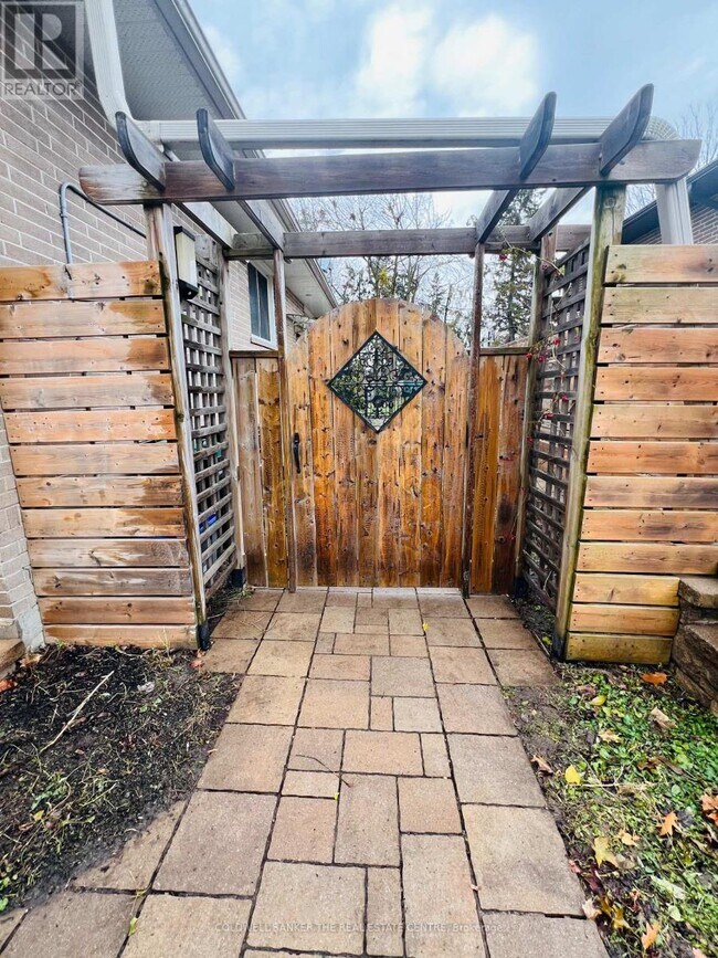 Photo du bâtiment - 208 Wellington St E