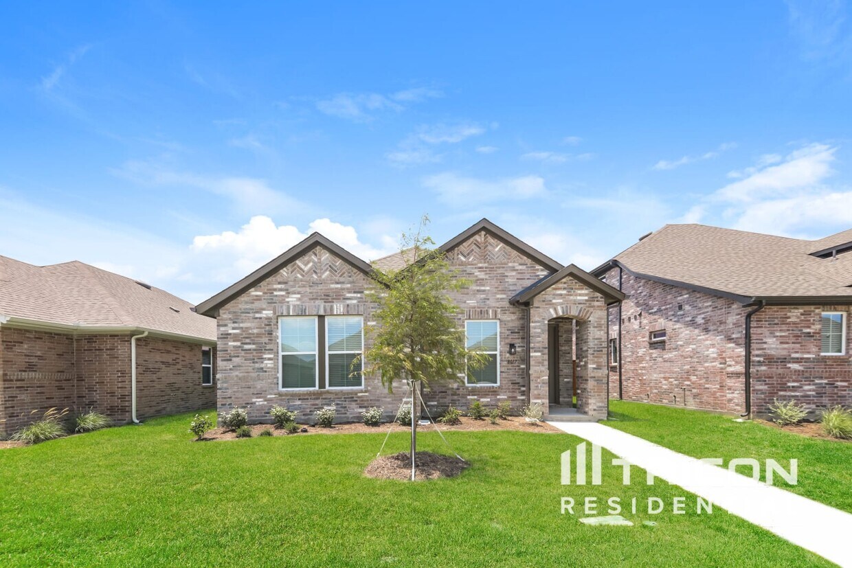 Primary Photo - 8017 Brookhaven Dr