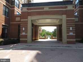 Building Photo - 2220 Fairfax Dr