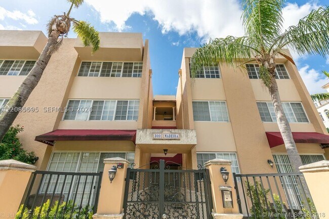 Foto del edificio - 300 Madeira Ave