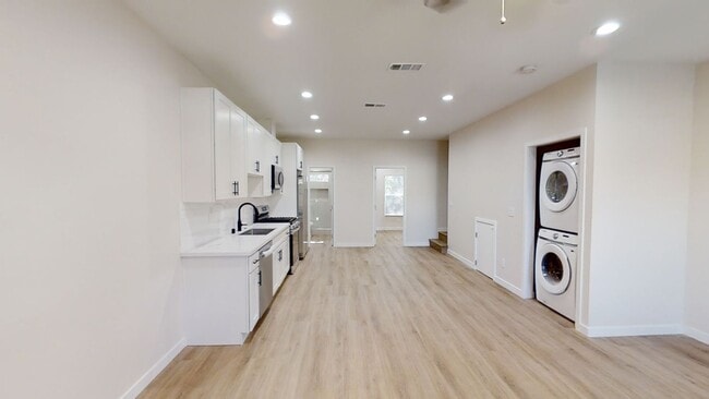 Building Photo - Cozy 4BD/2BA House on Gary with Beautiful Yard