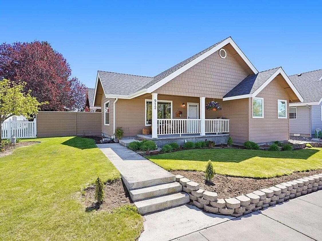Primary Photo - Spacious Prineville Home with Large Backyard!