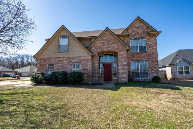 Building Photo - NEW CARPET, FRESH PAINT, PROFESSIONALLY CL...