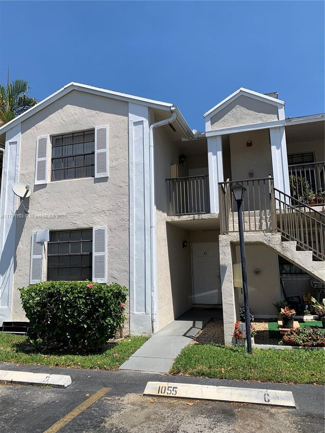 Foto principal - 1055 N Franklin Ave