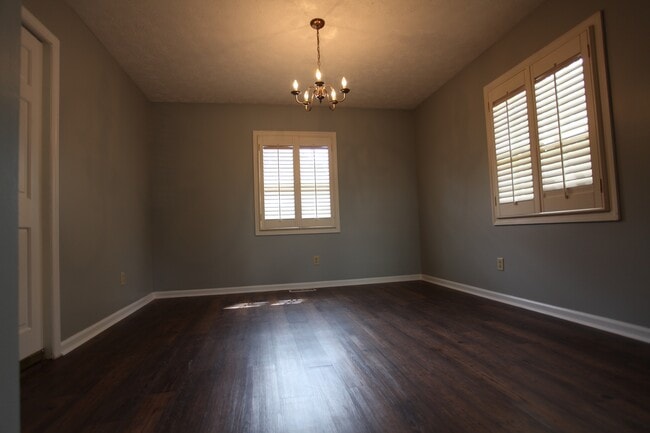 Building Photo - Remodeled 5bed/3.5 Bath House!