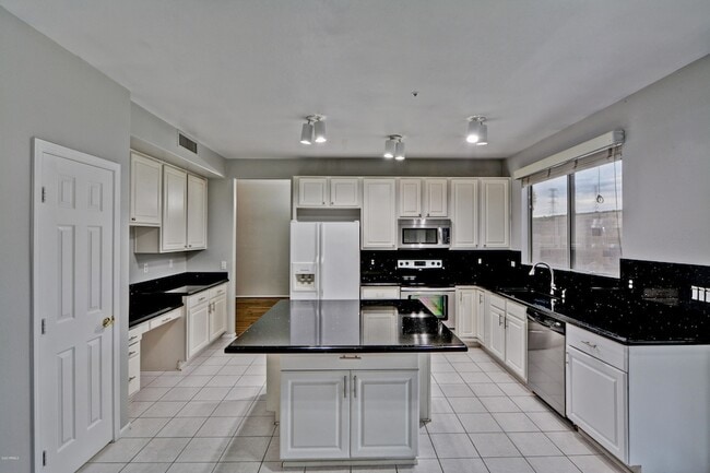 Building Photo - 10220 E Meadow Hill Dr