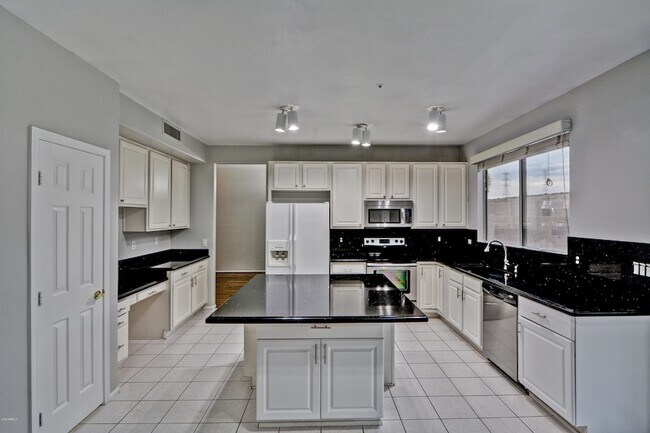 Foto del edificio - 10220 E Meadow Hill Dr