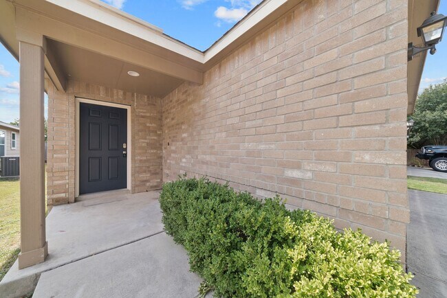 Building Photo - Charming Home Awaits: Spacious & Modern Li...