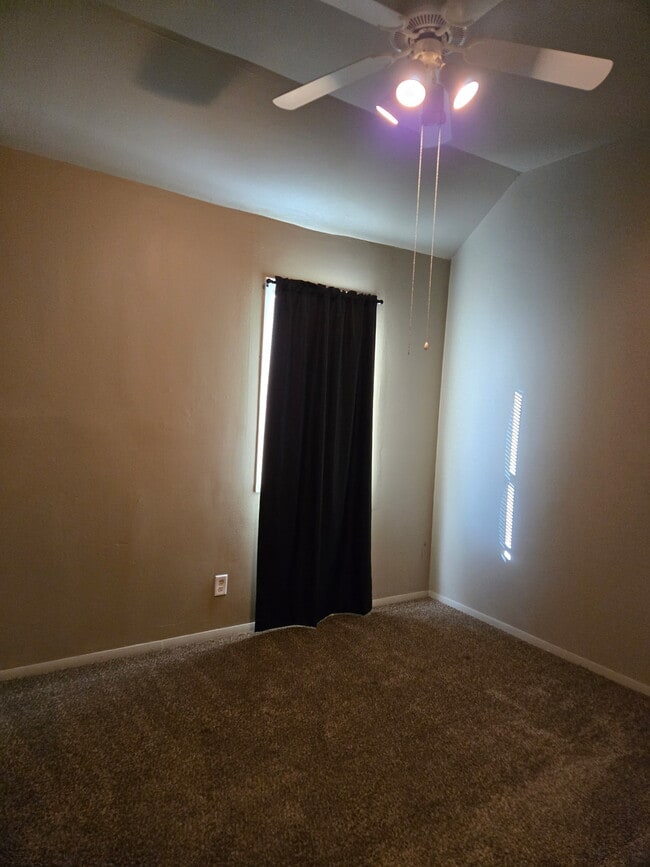 Building Photo - 401 E Lloyd St