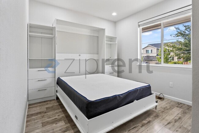 Building Photo - Unit