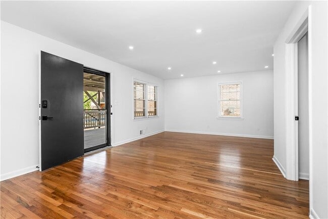 Building Photo - 870 Barnett St NE