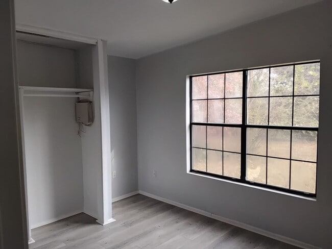 Building Photo - New Paint & New laminate flooring throughout home!!