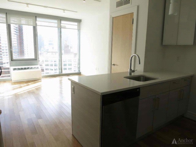 Building Photo - 555 W 53rd St