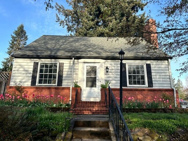 Charming Fully Furnished Bungalow Rental with Modern Amenities in Roseway! - Charming Fully Furnished Bungalow Rental with Modern Amenities in Roseway! House