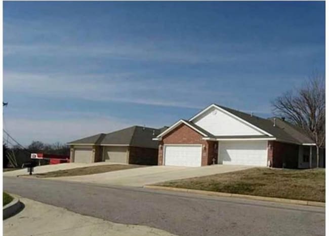 Building Photo - 1229 Lakeview Estates Dr