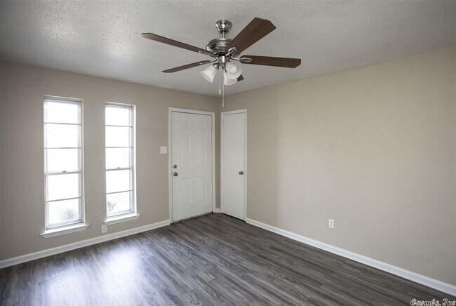 Foto del edificio - 9106 Peach Tree Ln