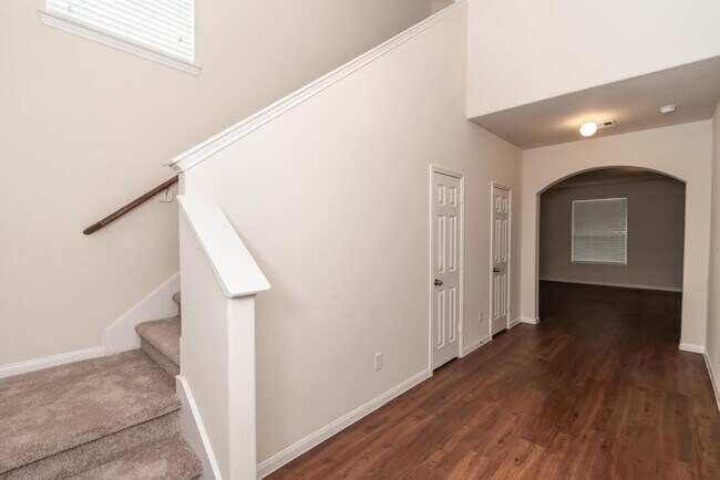 Foto del edificio - Bavaria - 9719 Floria Ct, Houston, TX 77044