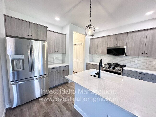 Building Photo - Prioritize comfortable living in this Bran...