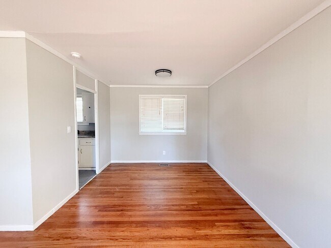 Foto del edificio - 3-Bedroom Single-Family Home Near TTU with Hardwood Floors and Carport