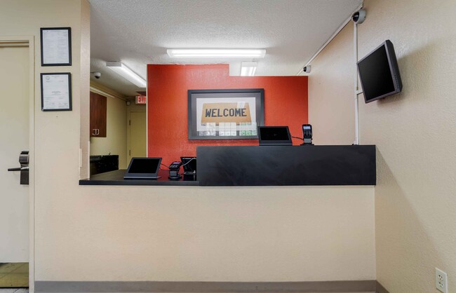 Lobby and Guest Check-in - Furnished Studio - Chattanooga