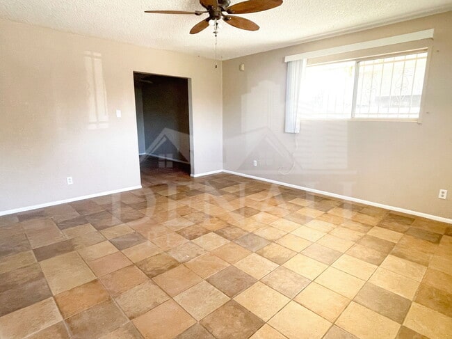 Foto del edificio - 410 E Desert Dr