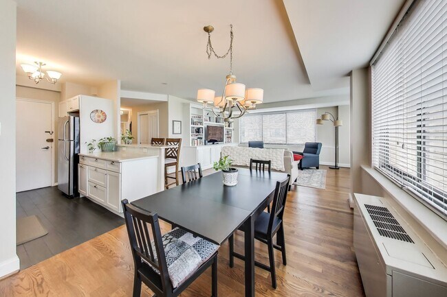 Building Photo - Stunning 2 bed, 2 bath corner unit in secu...