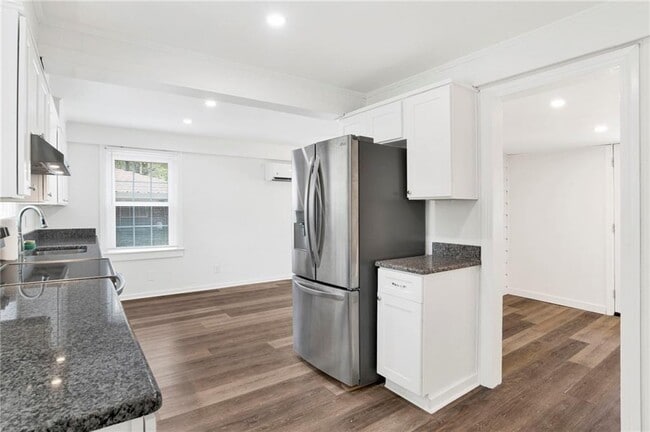 Foto del edificio - 331 Azalea Cir W