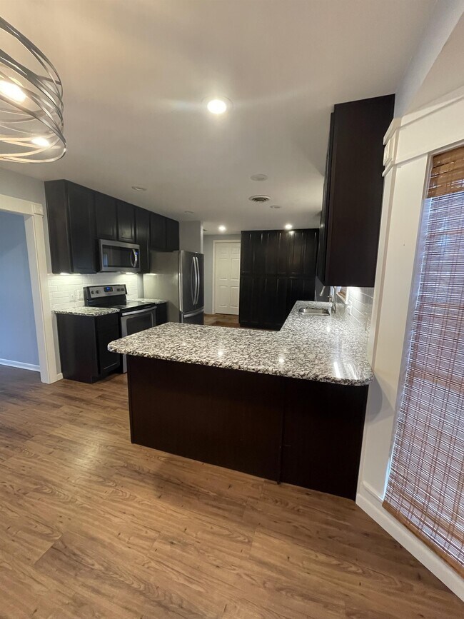Building Photo - 208 Tanglewood Dr