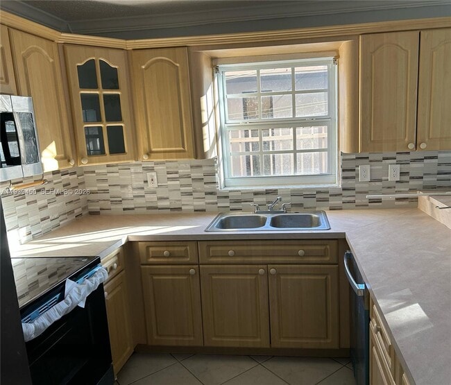 Building Photo - 948 E 47th St