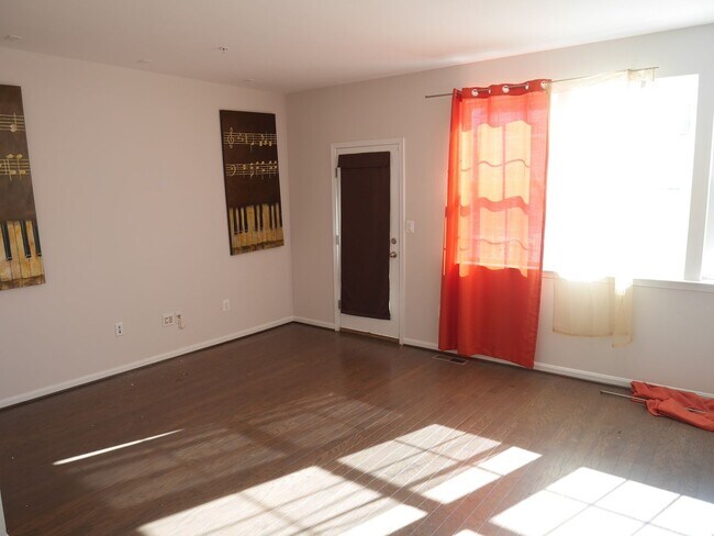 Building Photo - MUST SEE! Three Bedroom & Three and Half B...