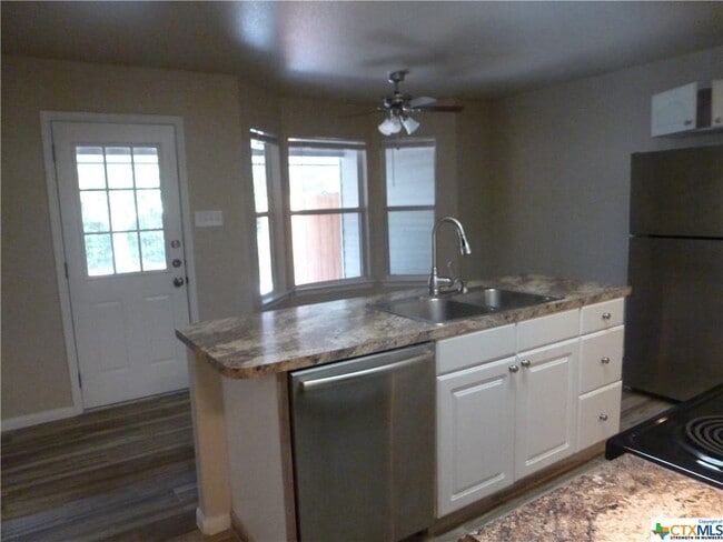 Building Photo - 423 Buttercup Ln