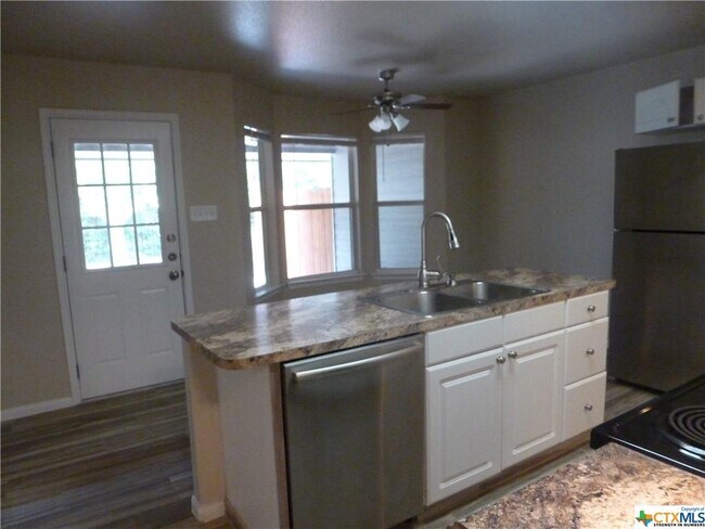 Foto del edificio - 423 Buttercup Ln