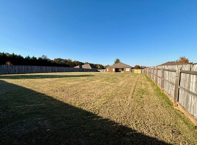 Foto del edificio - Fenced Yard with a HUGE Back Yard