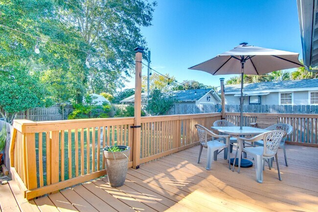 Foto del edificio - 3-Bedroom, 1-Bathroom Cottage in East Hill with Solar Power & Wraparound Deck!