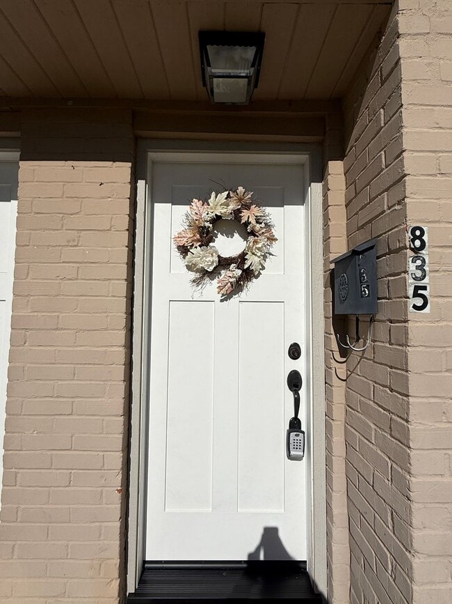 Building Photo - Charming Centrally Located Single Story Duplex